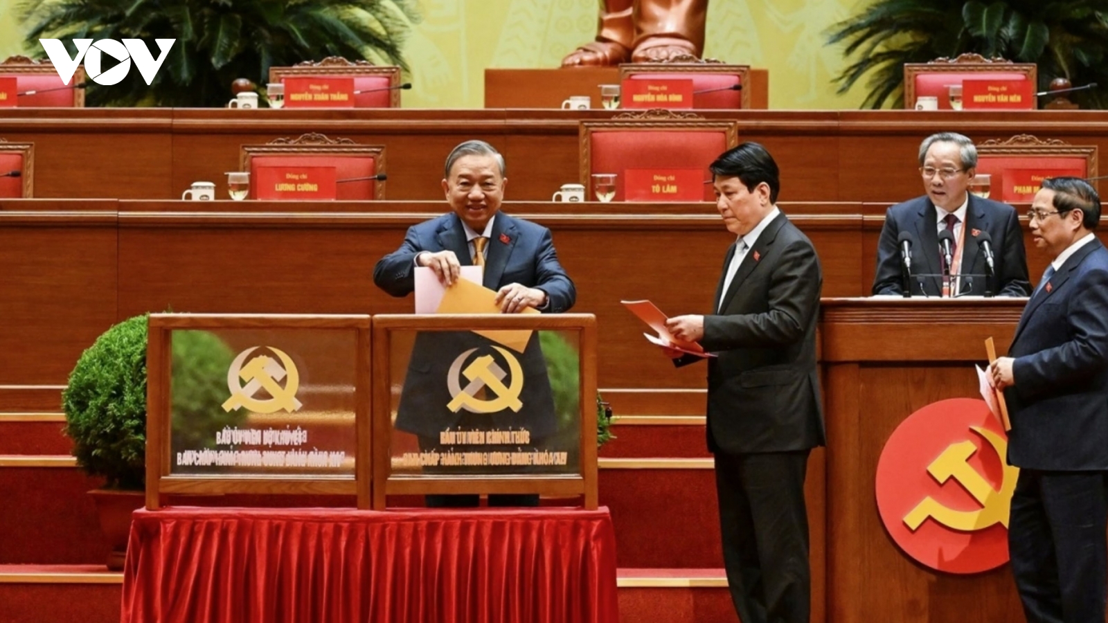 Delegates cast ballots to elect 14th Party Central Committee